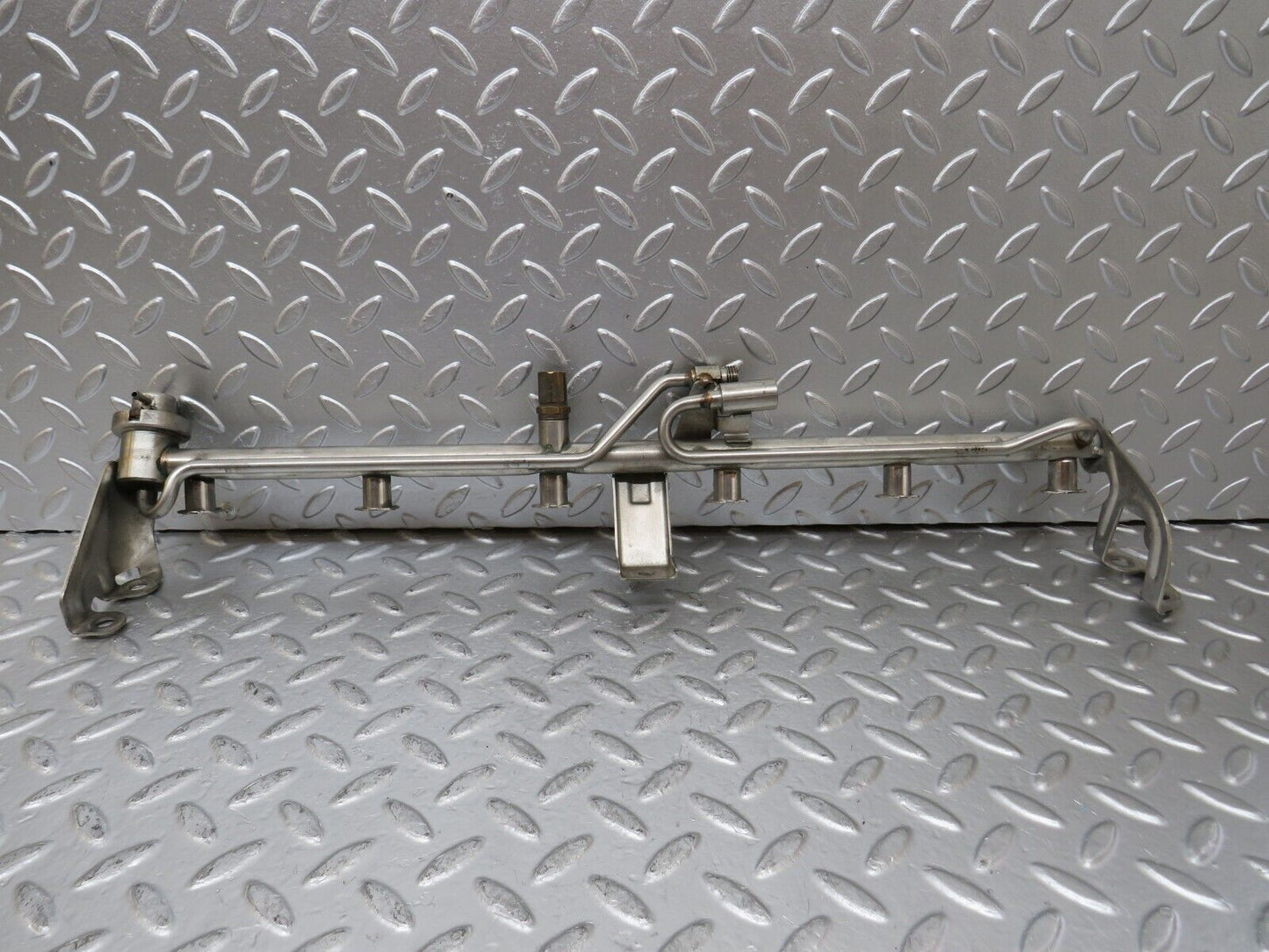 25792 Mercedes-Benz W124 280E Fuel Injection Rail 0000781589