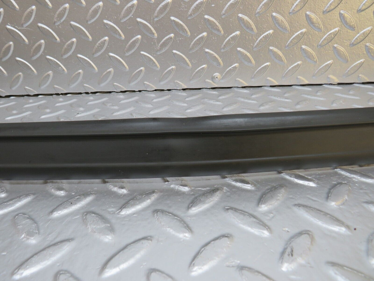 29242 Mercedes-Benz W124 230E Rear Windscreen Lower Rubber Seal