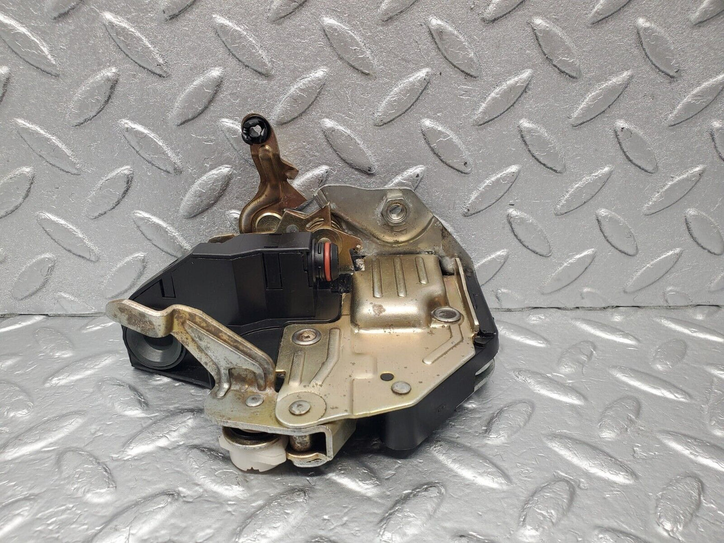 46253 Mercedes-Benz W124 280E Front Right Door Lock Mechanism