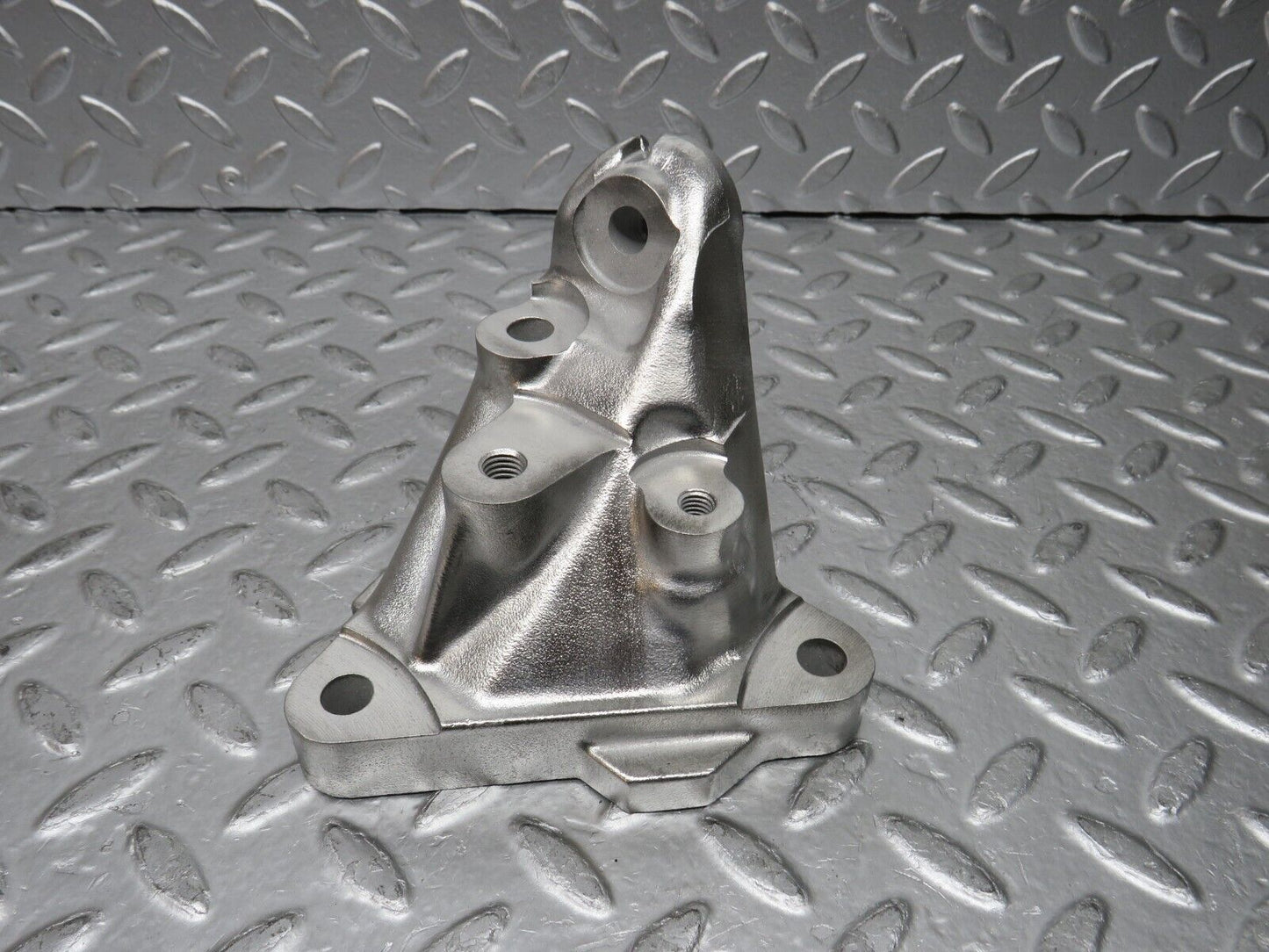 29413 Mercedes-Benz W124 230E Engine Mount Bracket Left Side 1022234104