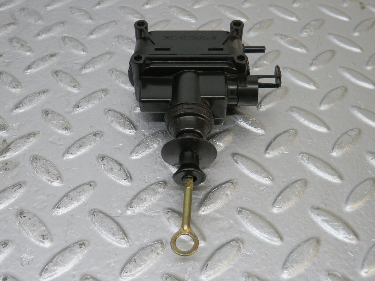 33903 Mercedes-Benz W124 260E Door Lock Vacuum Actuator Front Left