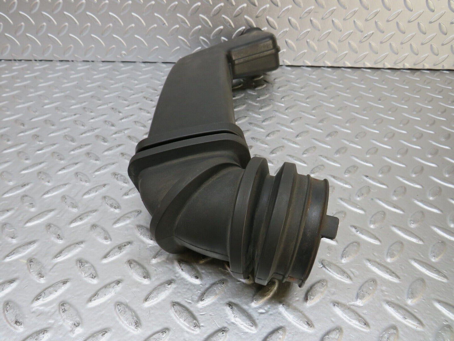 26454 Mercedes-Benz C124 220CE Coupe Air Intake Pipe 1111400012