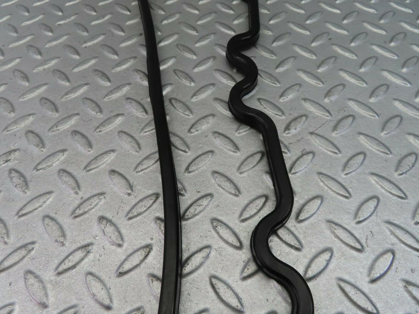 8103 Mercedes-Benz W108 Valve Cover Gasket Seal 1300160221