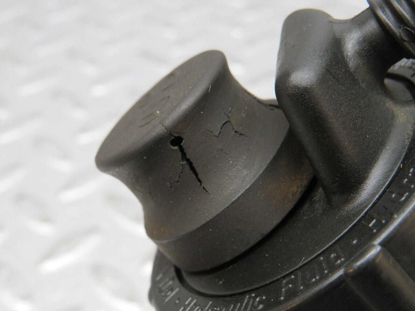 31298 Mercedes-Benz S124 220TE Hydraulic Suspension Fluid Reservoir 0009899103