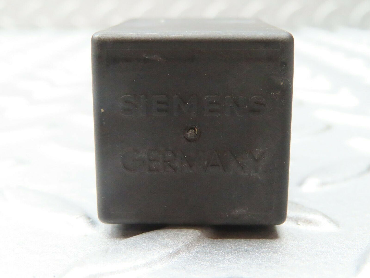4195 Mercedes-Benz S123 200T Wagon Intermittent Wiper Relay 0008210863