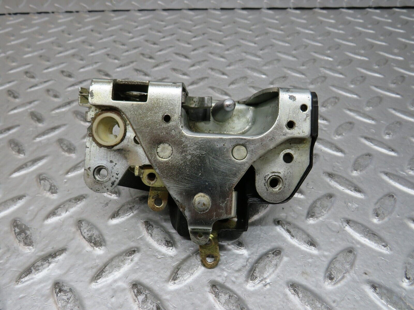 28740 Mercedes-Benz W123 230E Front Left Door Lock Mechanism 1237230108