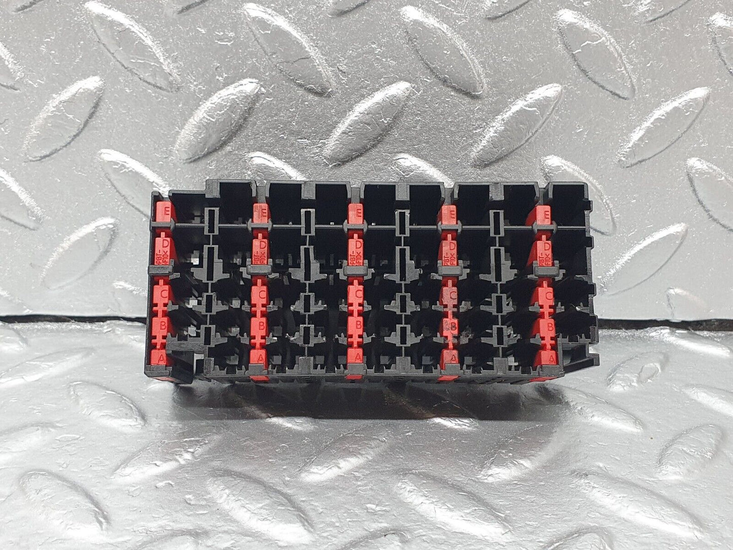 42099 Mercedes-Benz W202 C200 Fuse Box Fuse Holder 0015457901
