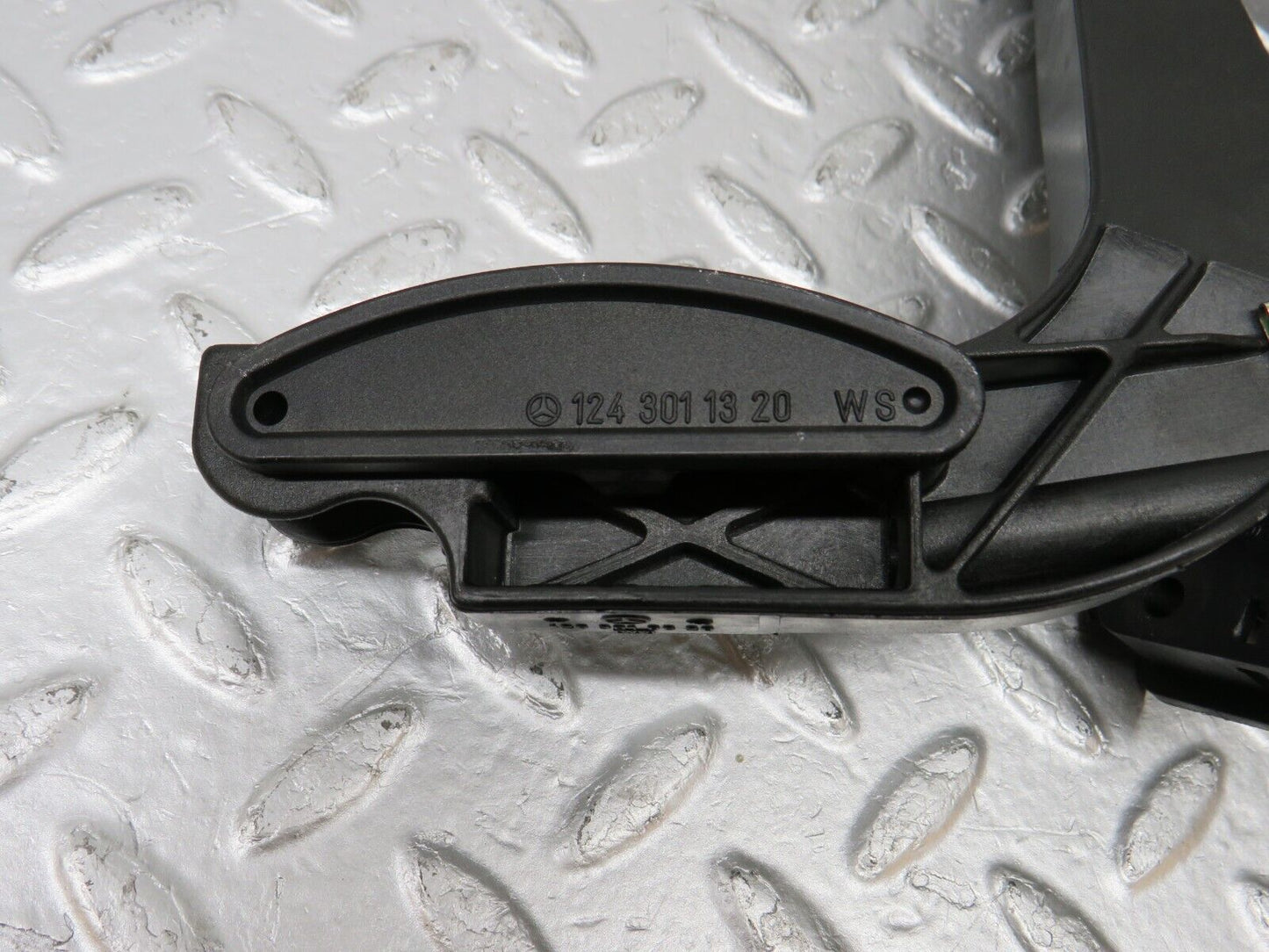 39500 Mercedes-Benz R129 320SL Coupe Accelerator Pedal 1293010620 1293010001 1293010382