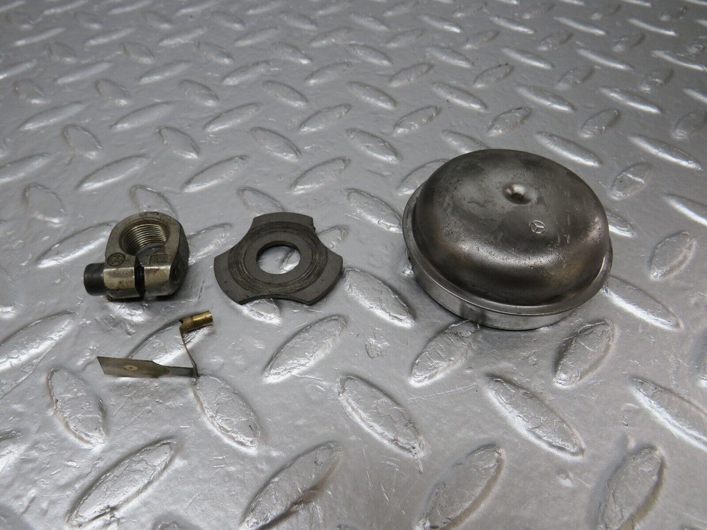 34015 Mercedes-Benz W124 260E Wheel Hub Locking Cap