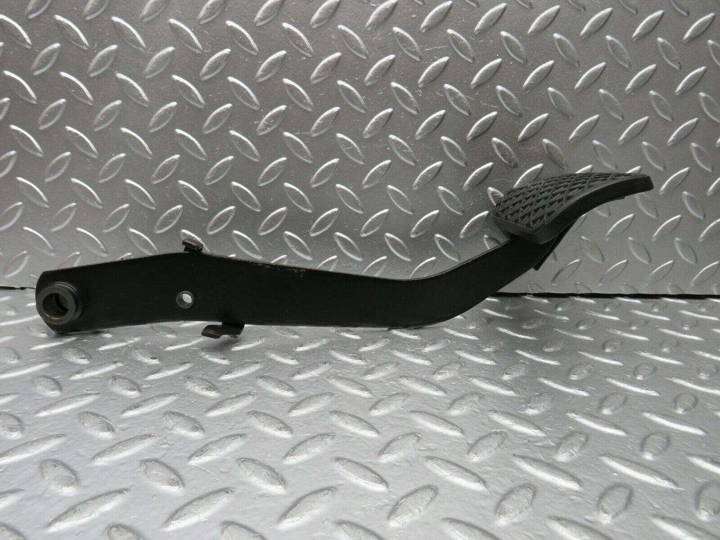 22514 Mercedes-Benz C124 E220 Coupe Brake Pedal With Rubber 1232910082