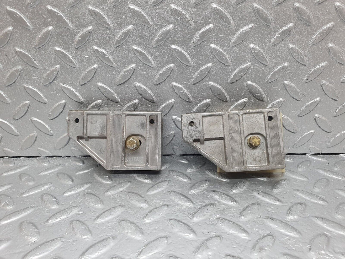 43582 Mercedes-Benz C126 380SEC Coupe Door Window Guide Bracket 1267250332