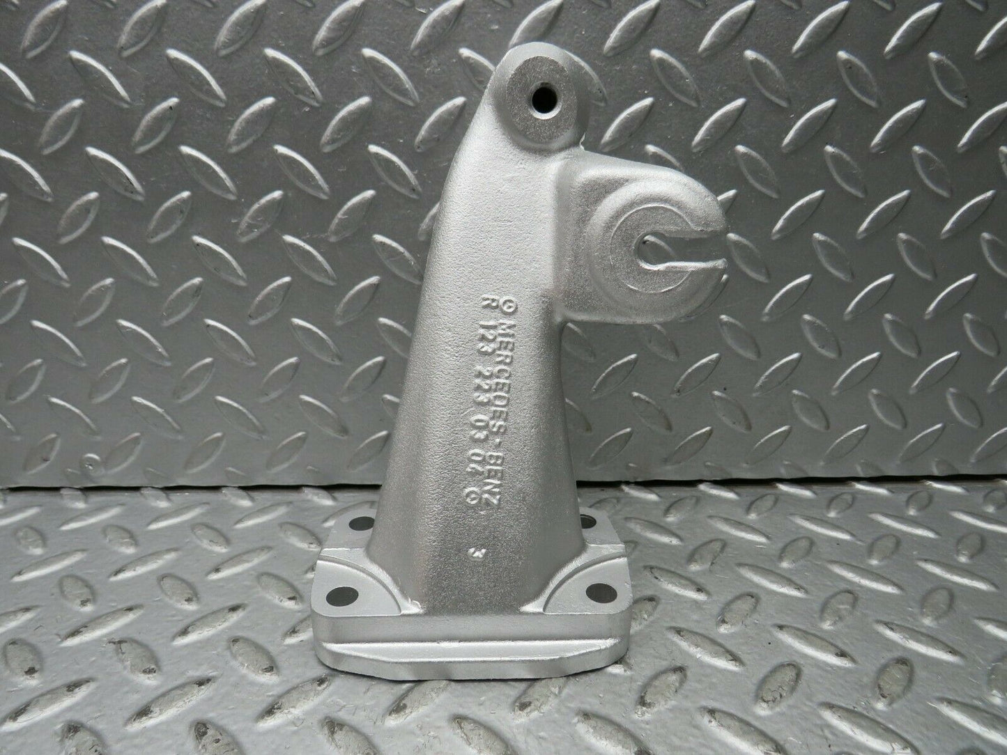 22157 Mercedes-Benz S123 280TE Wagon Engine Mount Bracket Right 1232230304
