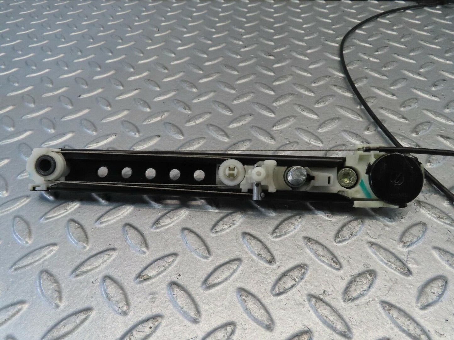 11222 Mercedes-Benz W221 S320 Front Right Seat Belt Adjuster Cable 2218600288