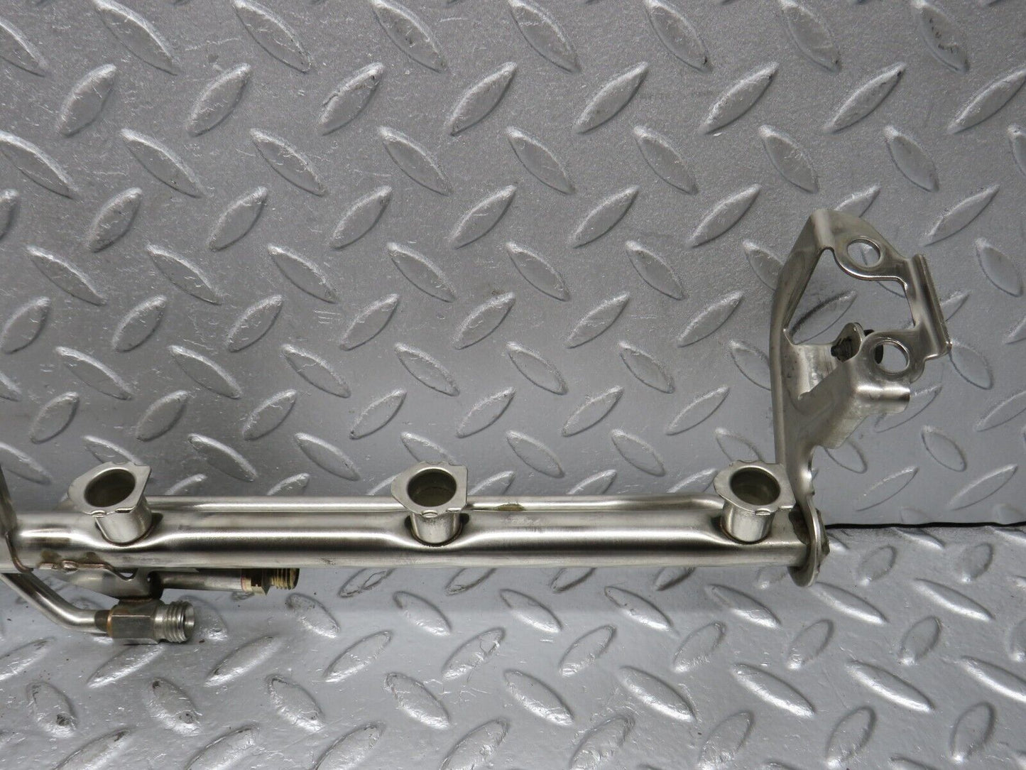 39441 Mercedes-Benz R129 320SL Coupe Fuel Injector Rail With Fuel Pressure Regulator 1040701395
