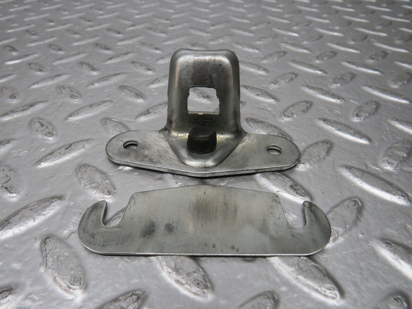 29711 Mercedes-Benz W123 230E Trunk Lock Latch 1237580150