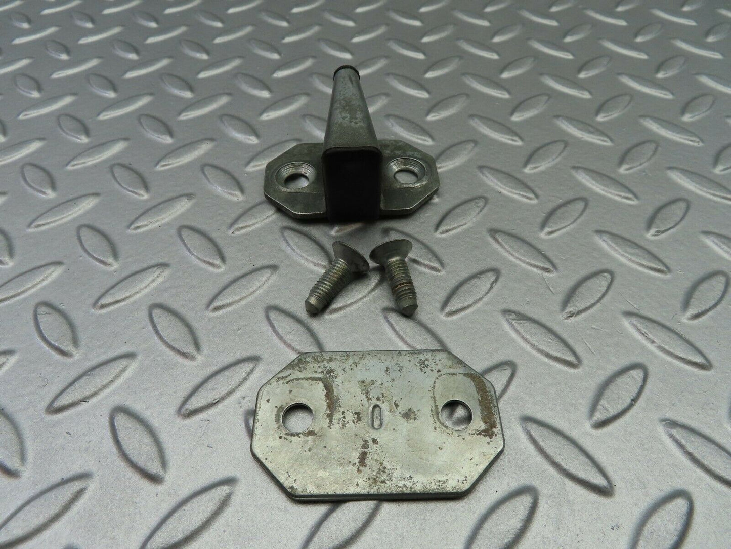 6757 Mercedes-Benz S124 E220 Wagon Door Lock Latch