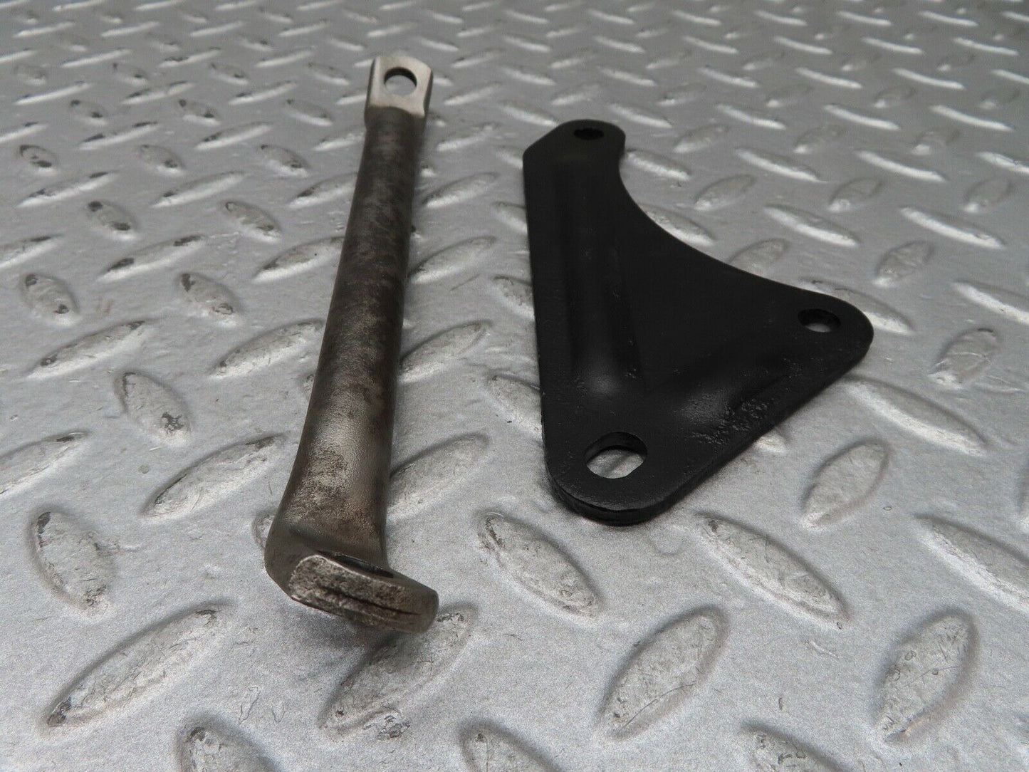 16975 Mercedes-Benz C123 280CE Coupe Power Steering Pump Bracket