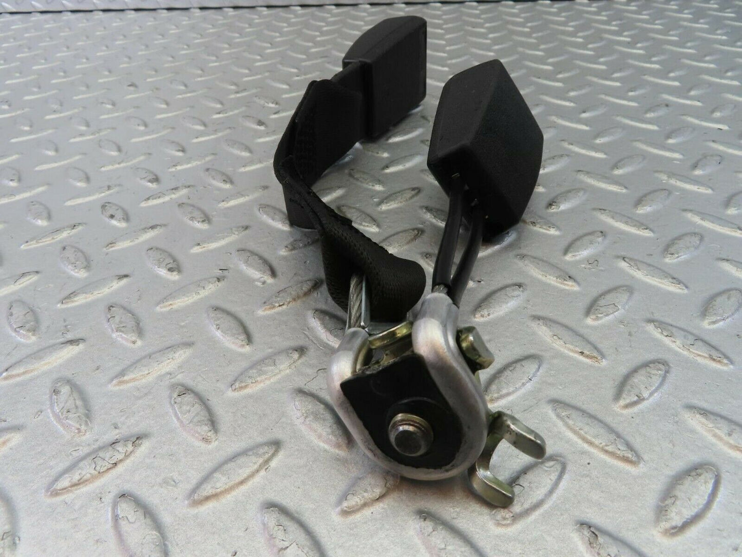 10383 Mercedes-Benz W201 190E Rear Middle Seat Belt Buckle 2018606069