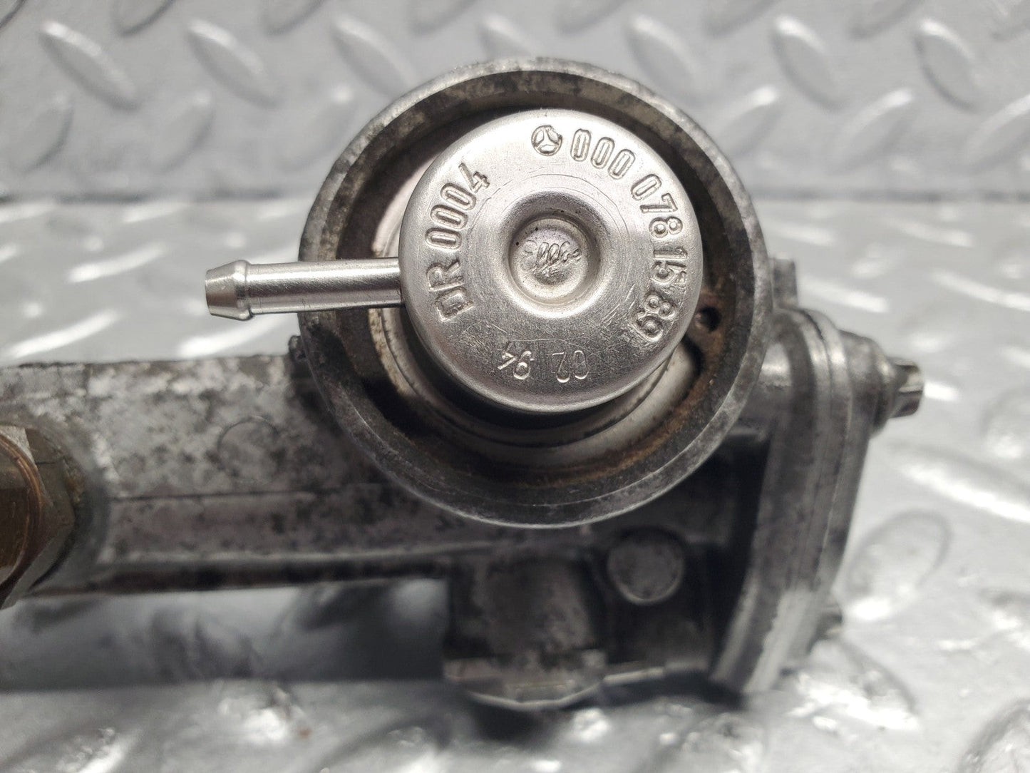 W124 Wagon fuel injector rail used OEM
