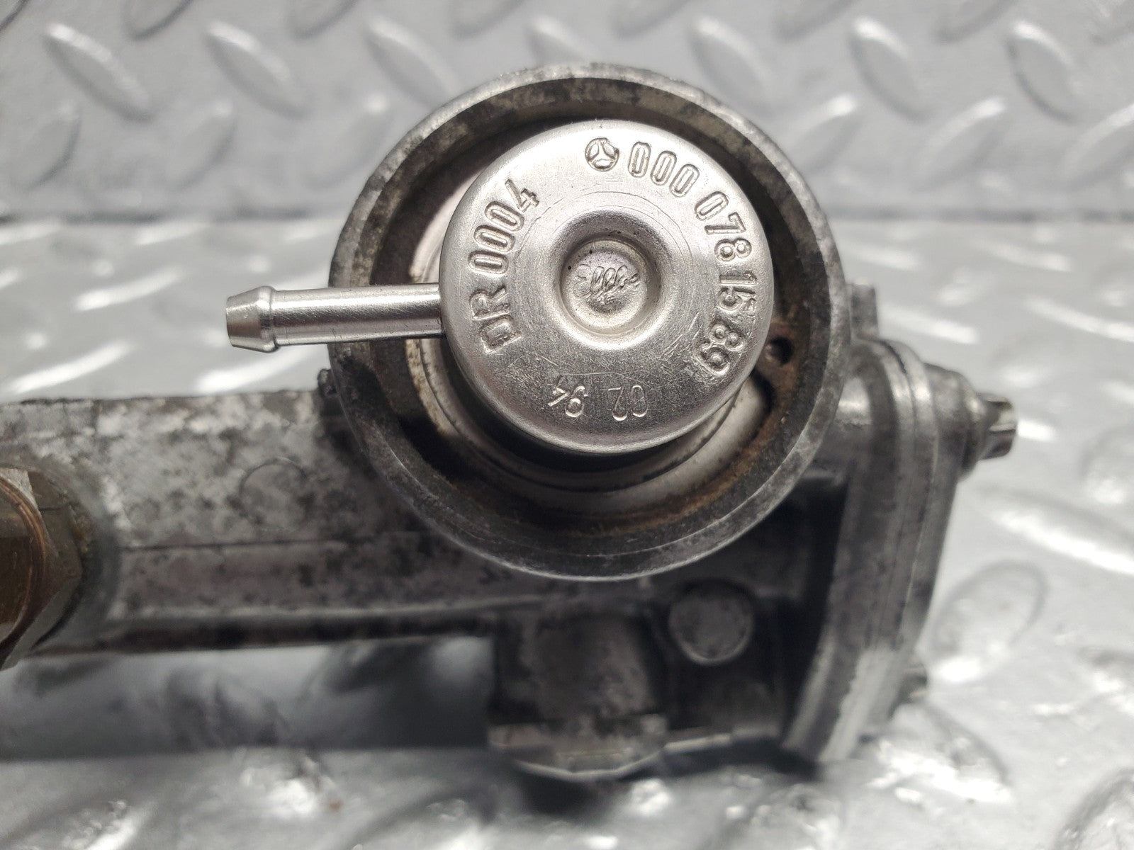 W124 Wagon fuel injector rail used OEM
