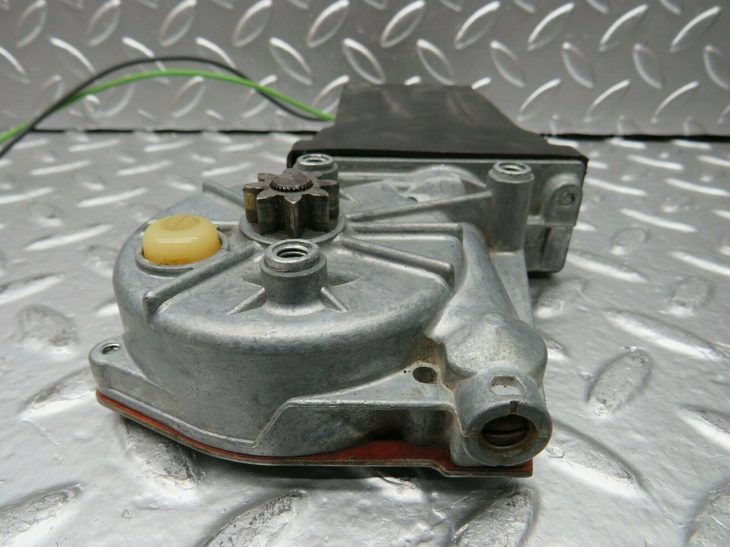 22803 Mercedes-Benz C107 450SLC Rear Right Window Regulator Motor 0130820001