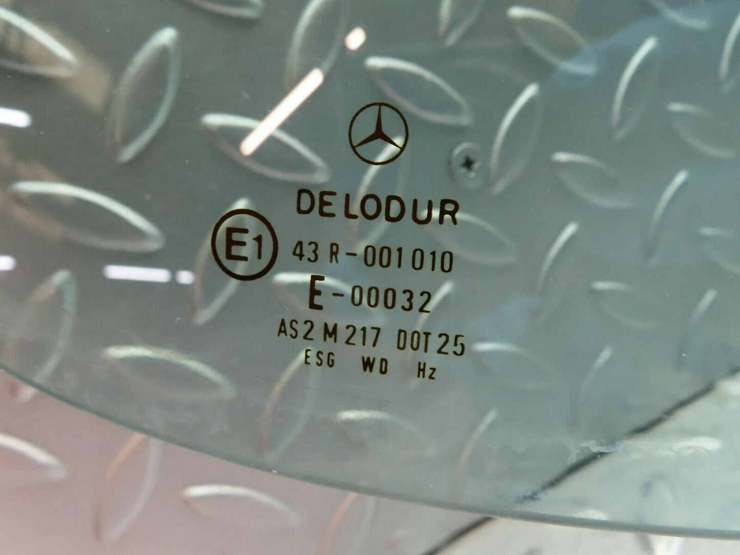 10675 Mercedes-Benz W123 230E Rear Heated Windscreen Glass