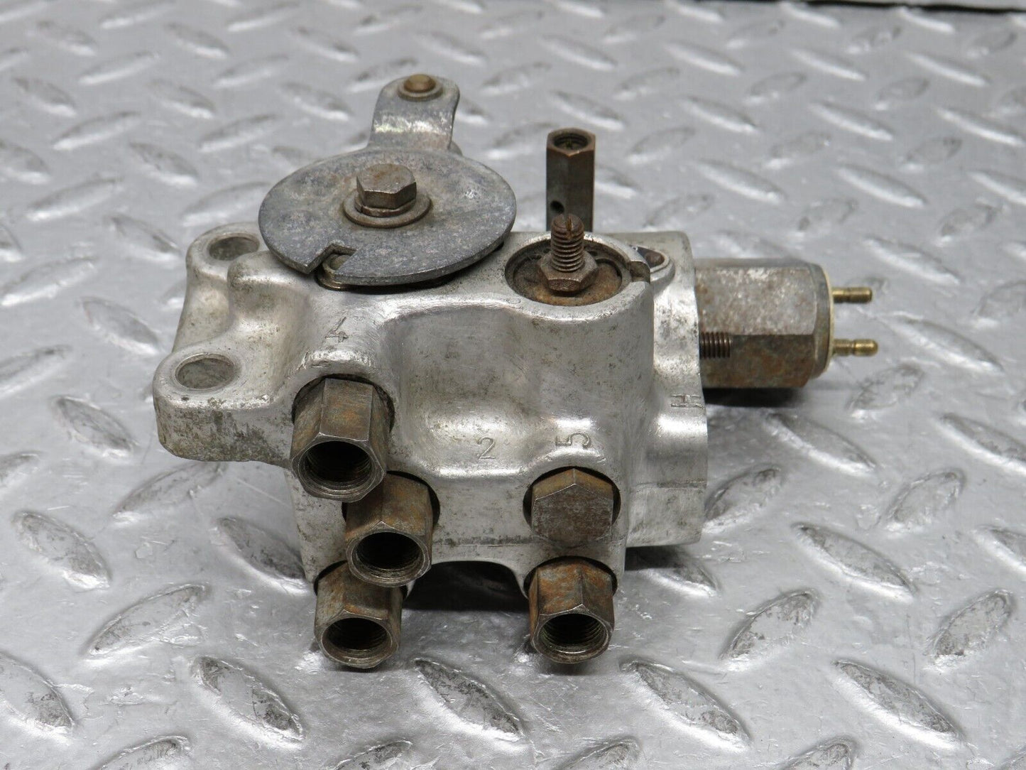 37347 Mercedes-Benz W109 300SEL Air Suspension Valve Bosch 0501001004