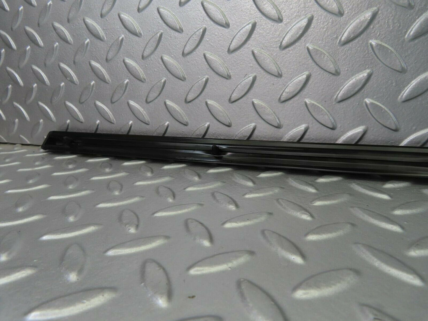 10259 Mercedes-Benz W123 Front Right Door Centre Moulding Trim