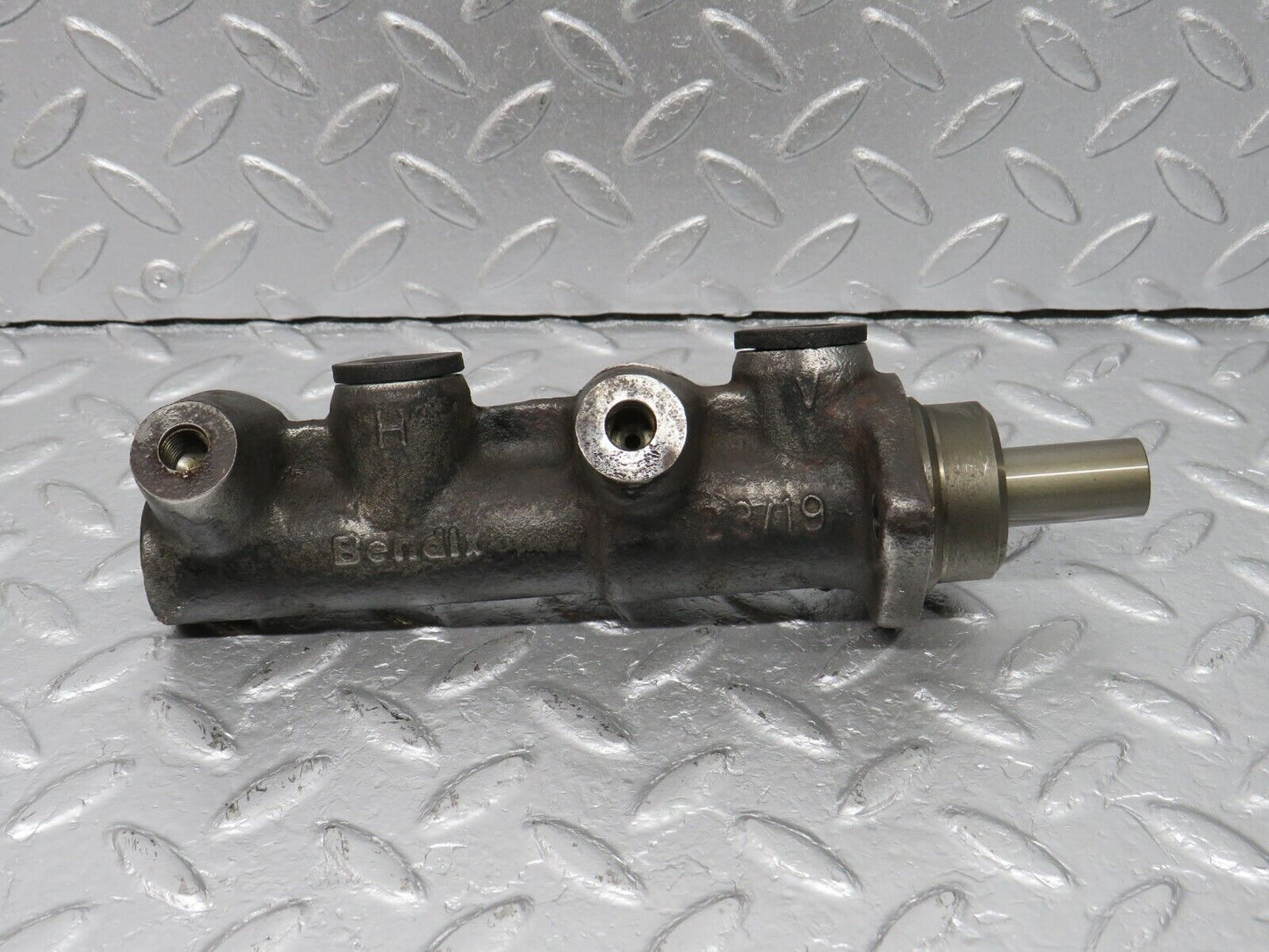 40703 Mercedes-Benz W123 300D Brake Master Cylinder Bendix