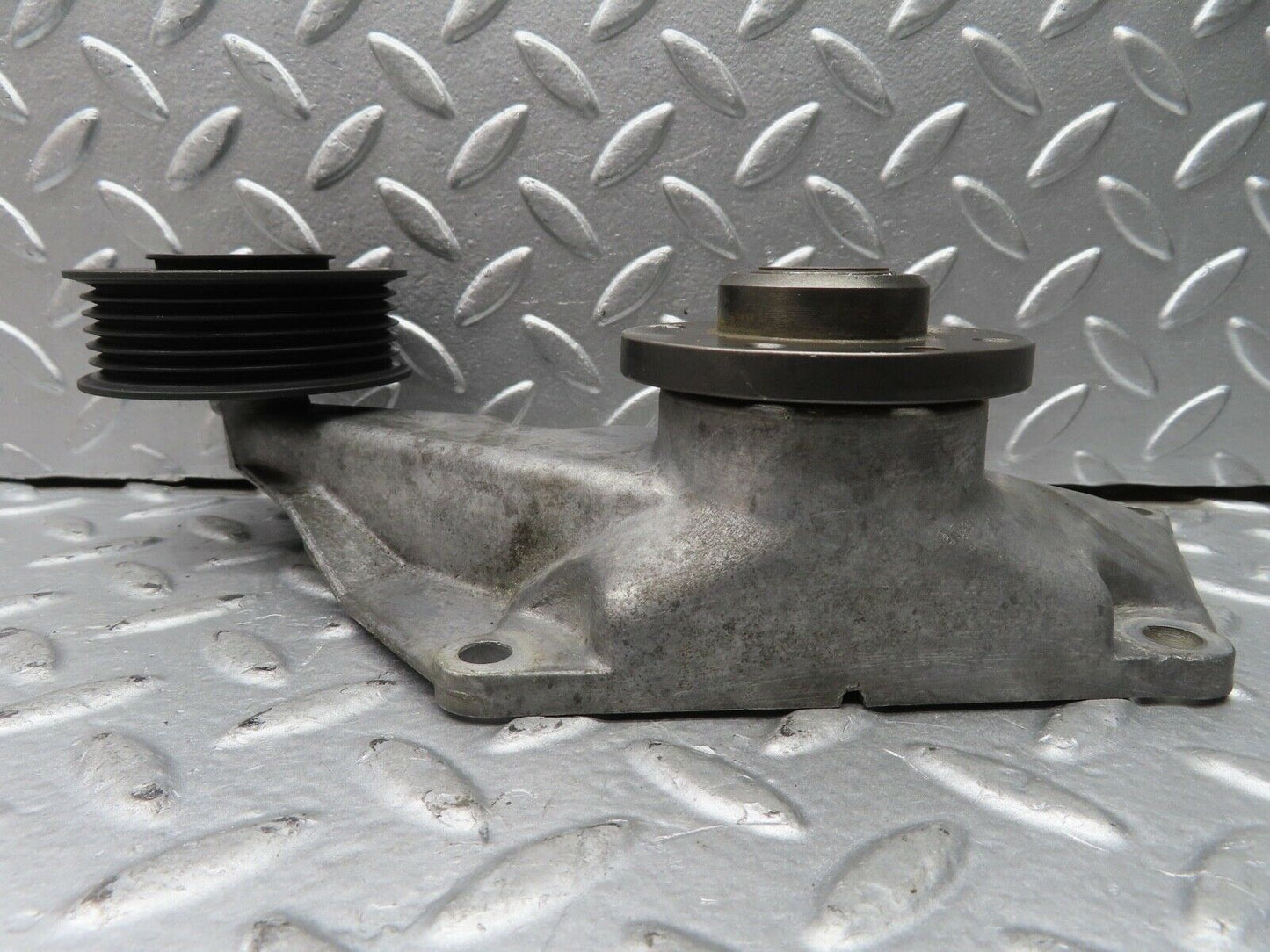 21713 Mercedes-Benz W126 300SE Engine Cooling Fan Clutch Bracket 1032050805