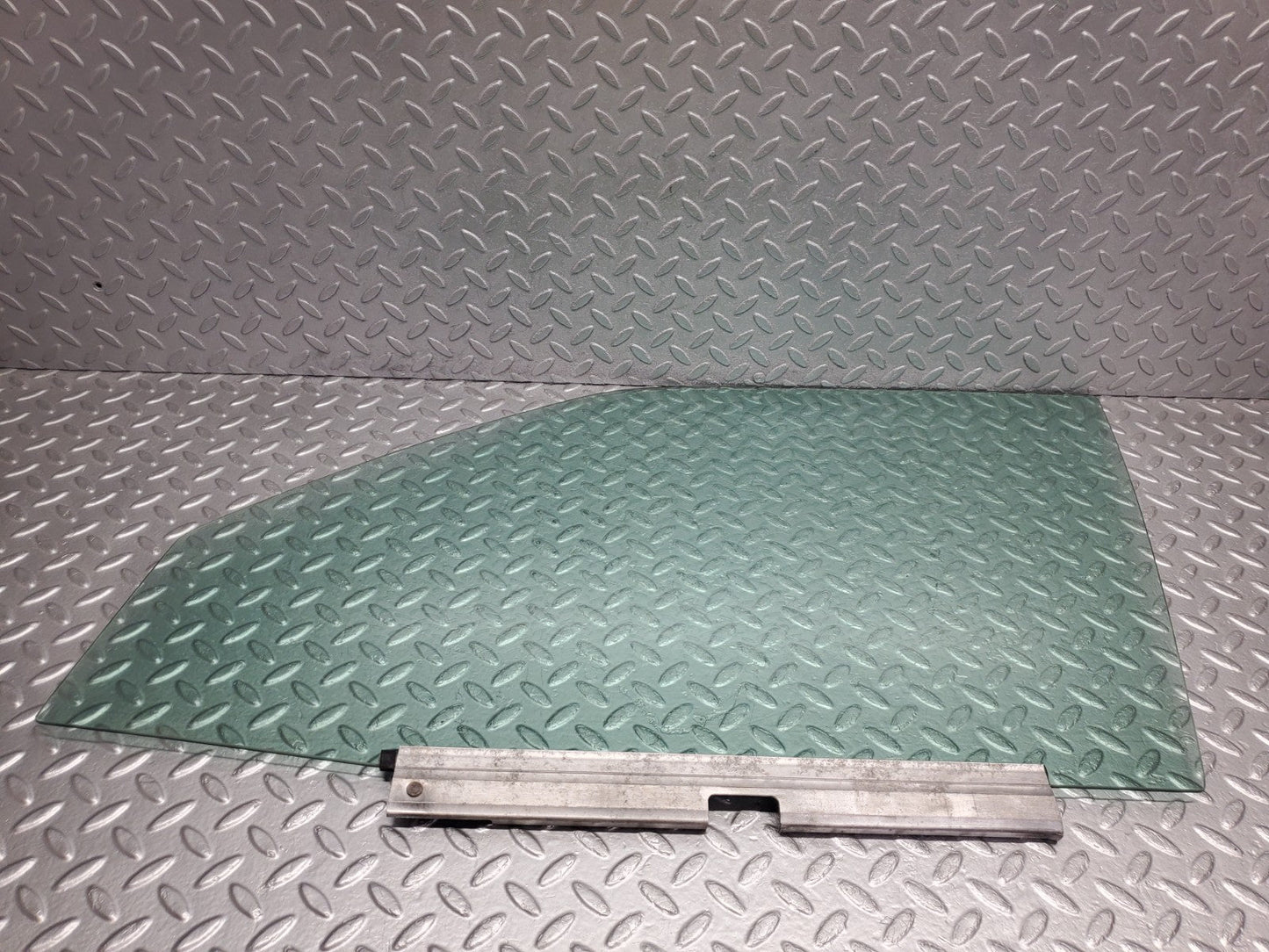 W124 Wagon front left door window glass used OEM