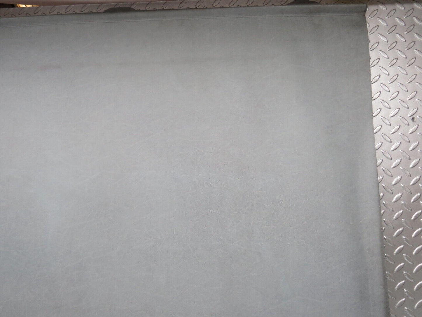 31499 Mercedes-Benz S124 220TE Wagon Trunk Roll Compartment Cover