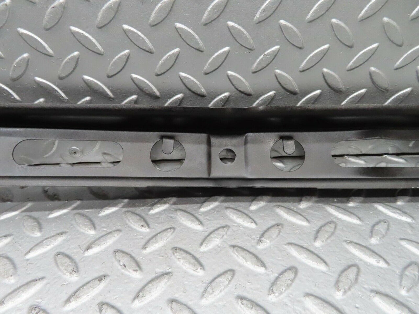 15351 Mercedes-Benz W123 230E Front Bumper Centre Bracket