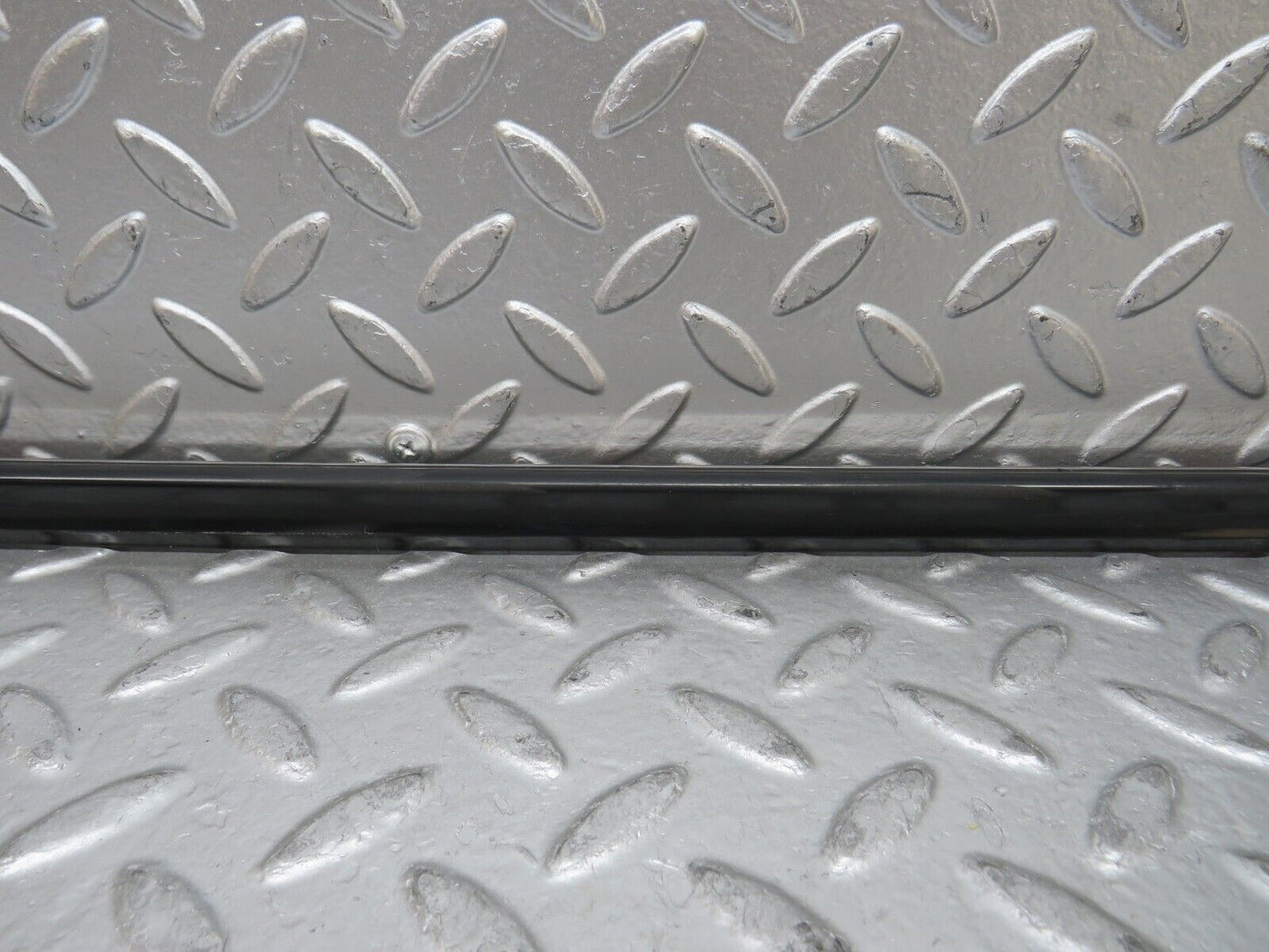 27895 Mercedes-Benz W123 280E Front Left Door Centre Moulding Trim