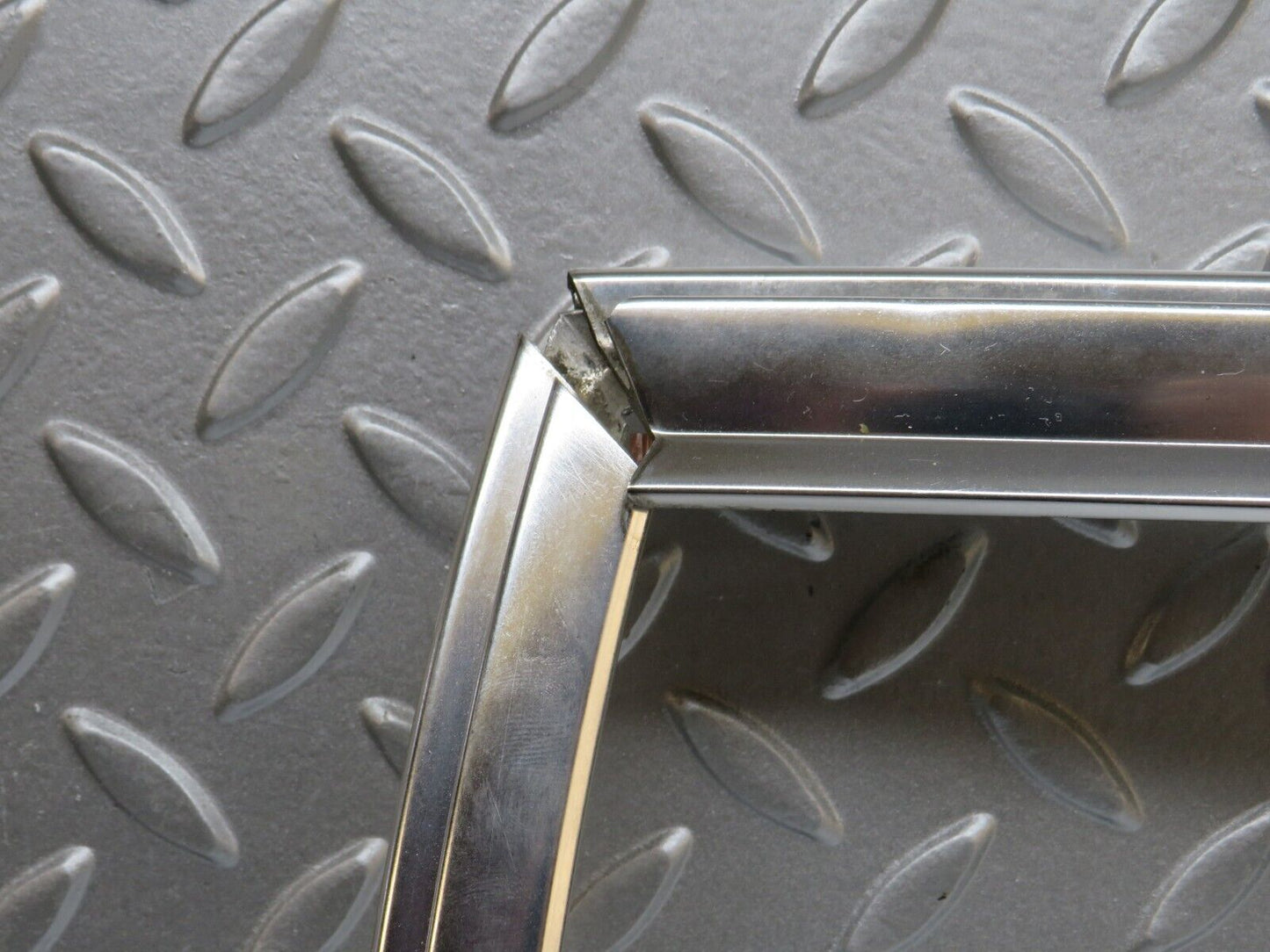 40262 Mercedes-Benz R107 Hardtop Windscreen Chrome Frame