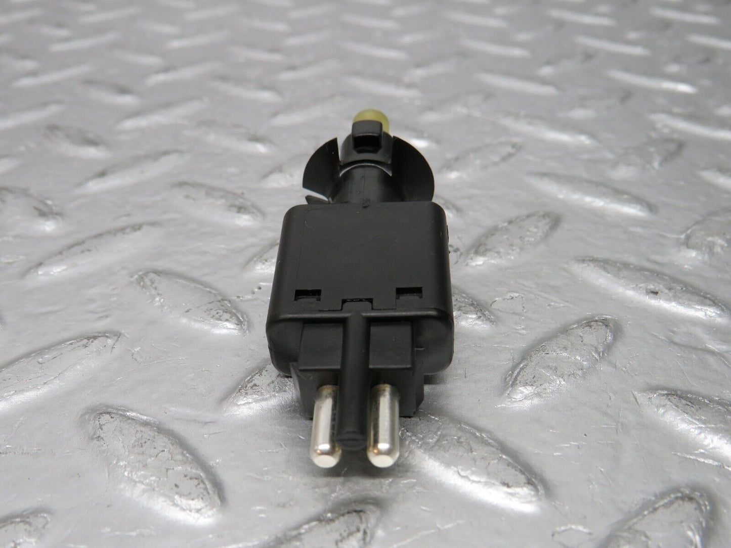 29528 Mercedes-Benz W124 230E  Brake Light Switch 0005457709