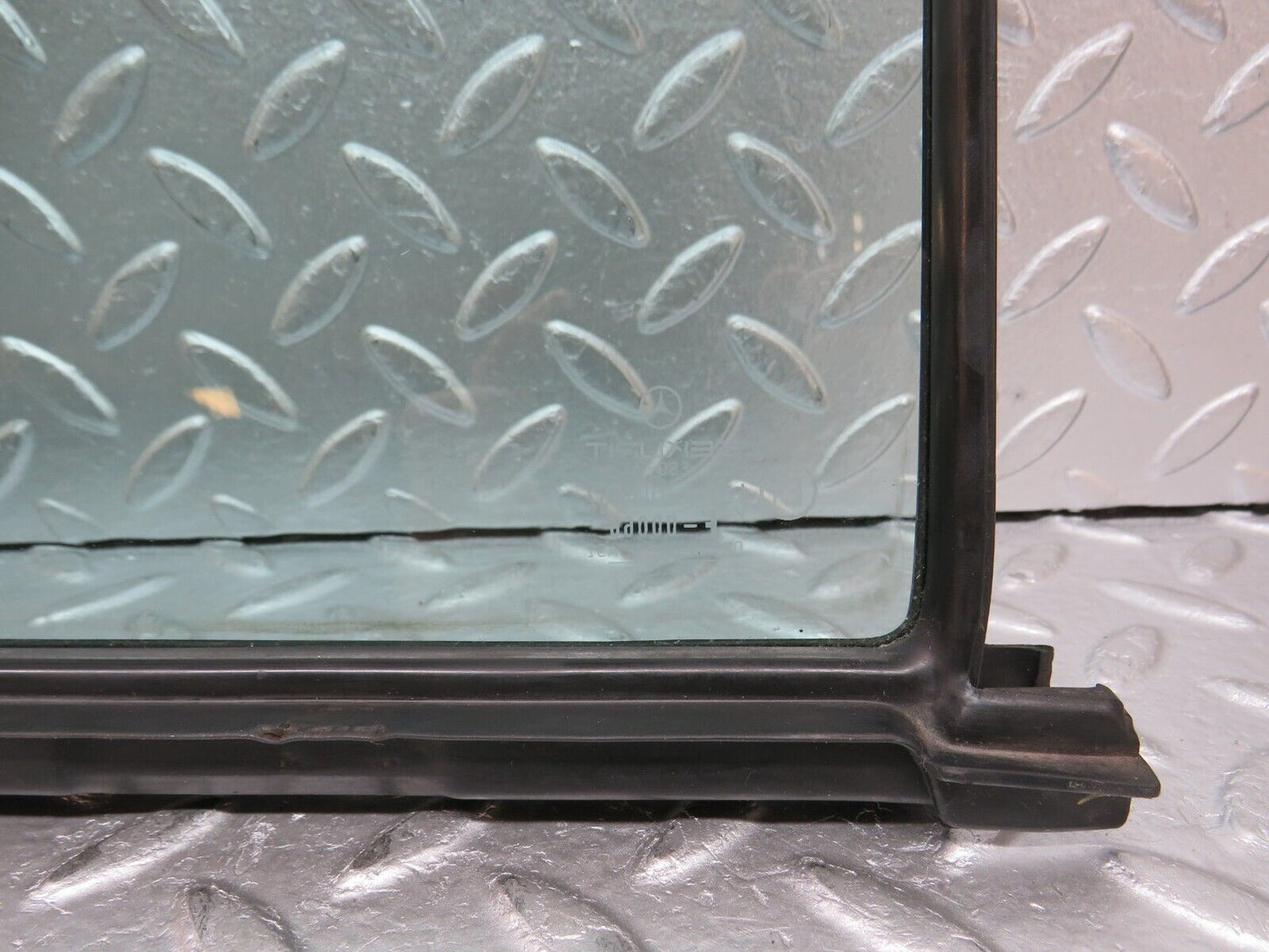 0627 Mercedes-Benz W123 230E Left Rear Door Quarter Glass 1237350124