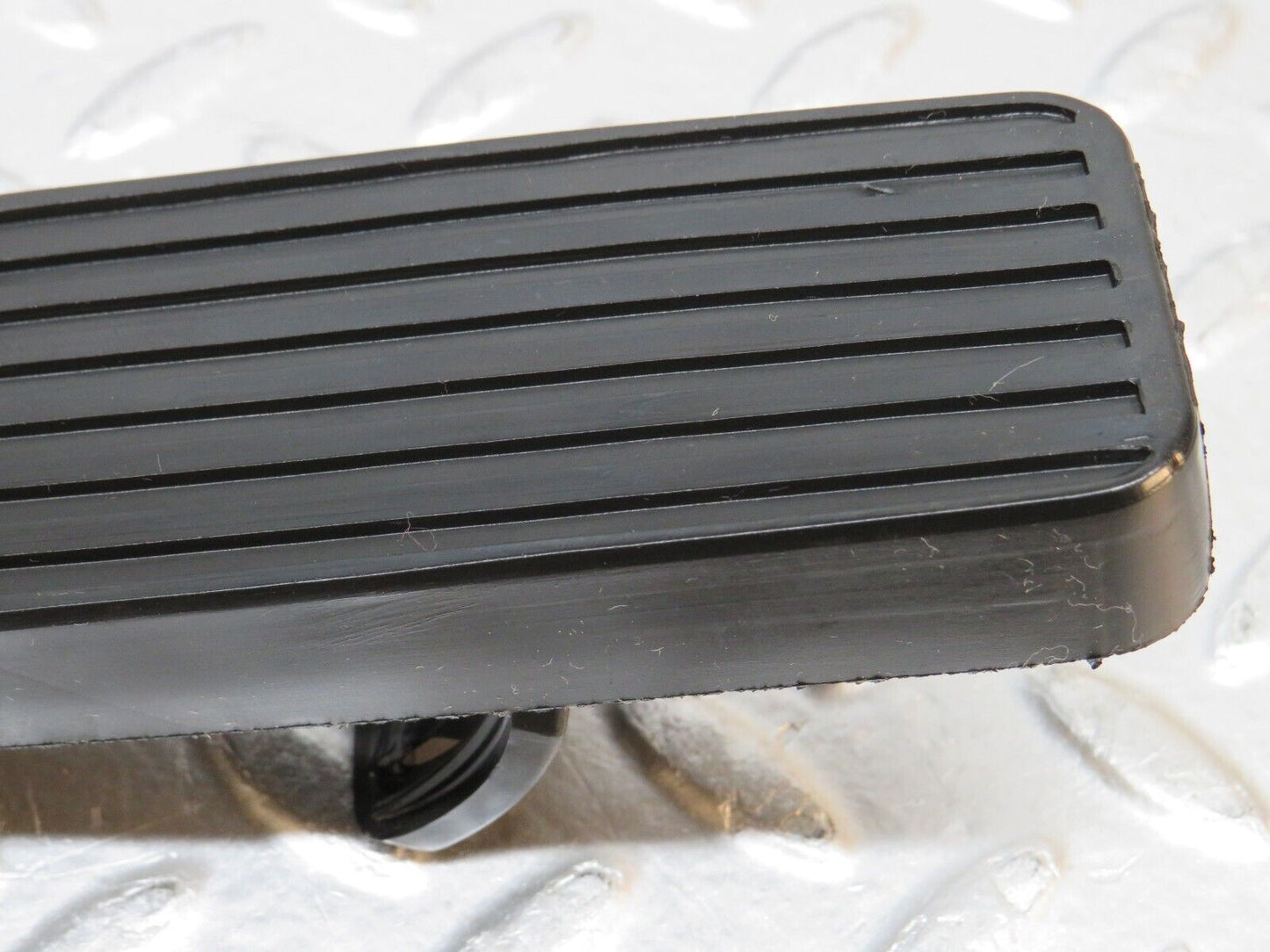 30638 Mercedes-Benz W201 190E 2.0L Accelerator Pedal & Rubber 1263000504