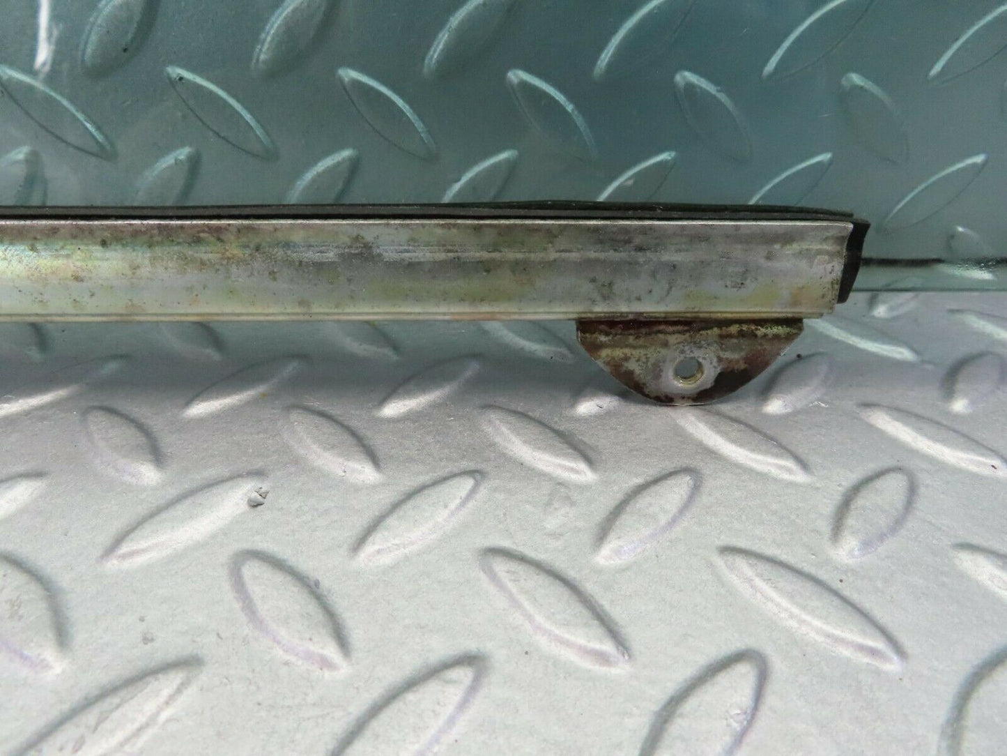 7863 Mercedes-Benz W115 220D Front Right Door Window Glass