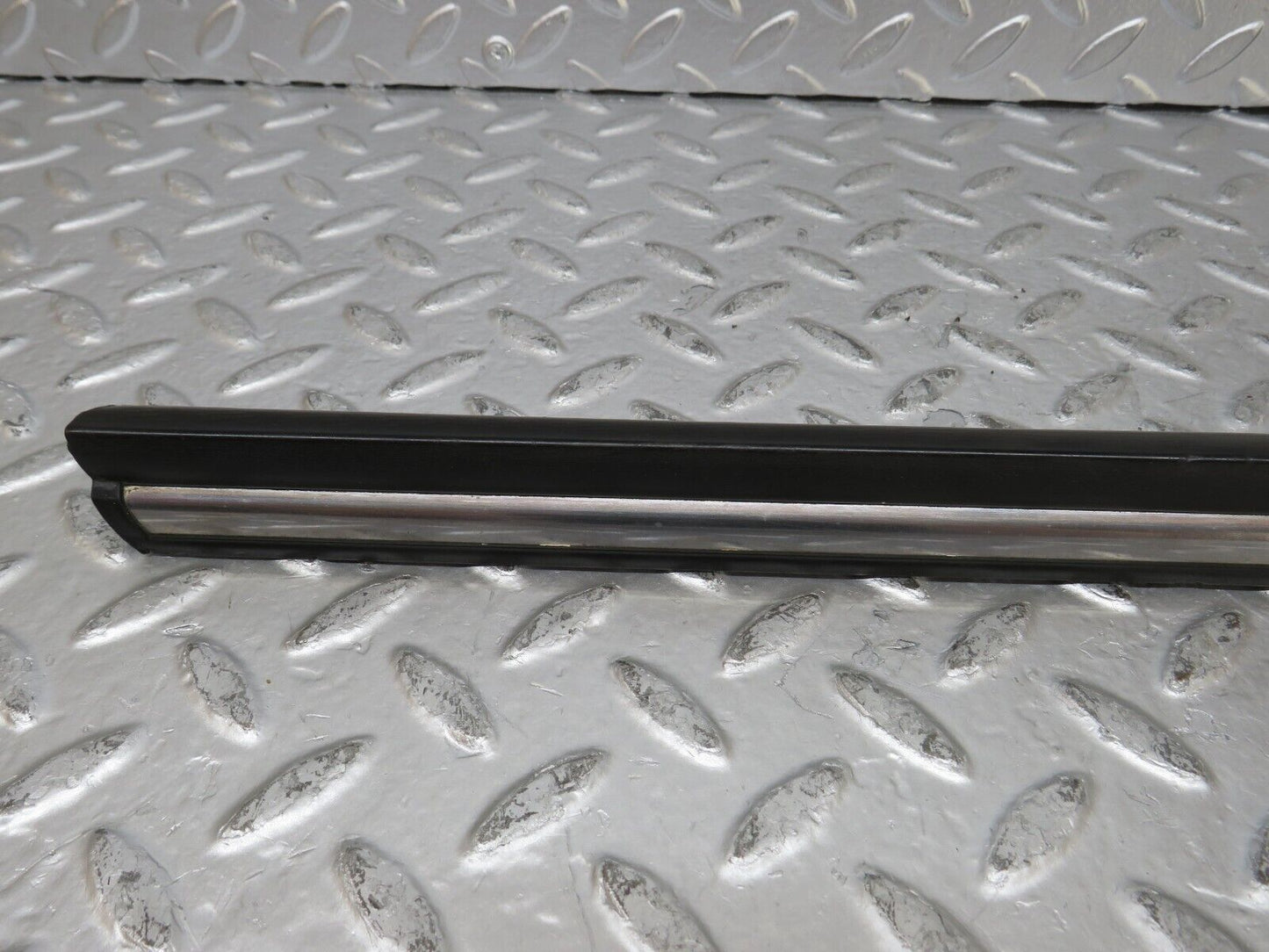 26077 Mercedes-Benz W116 450SE Front Left Fender Wing Centre Moulding Trim
