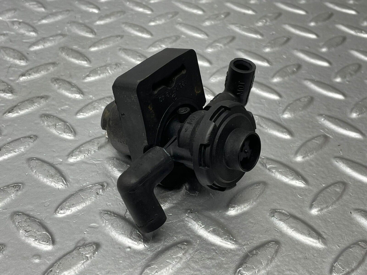 38027 Mercedes-Benz W124 220E Fuel Regeneration Vacuum Valve 0011408060