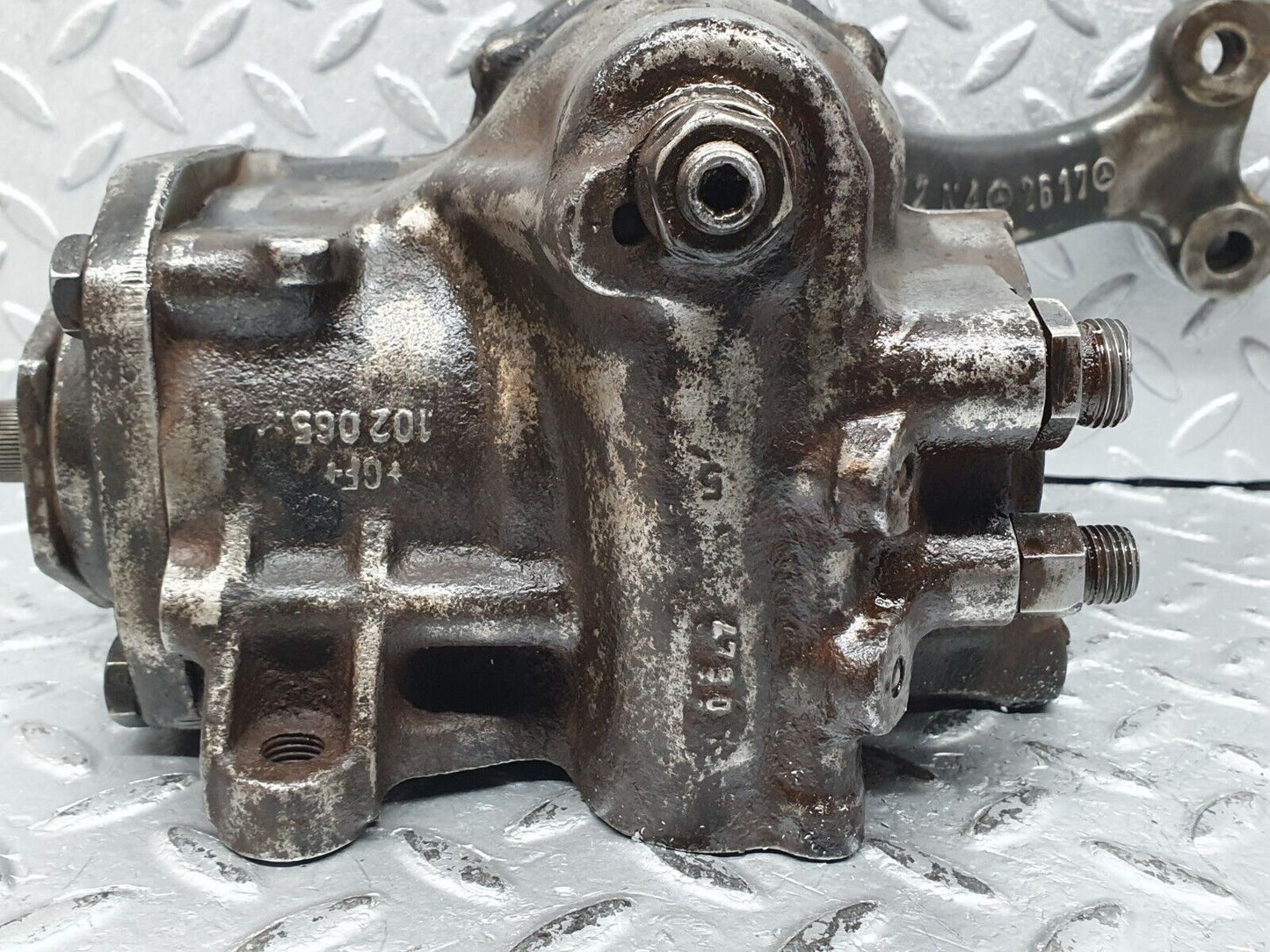 41223 Mercedes-Benz W126 300SE Steering Box 1264610501