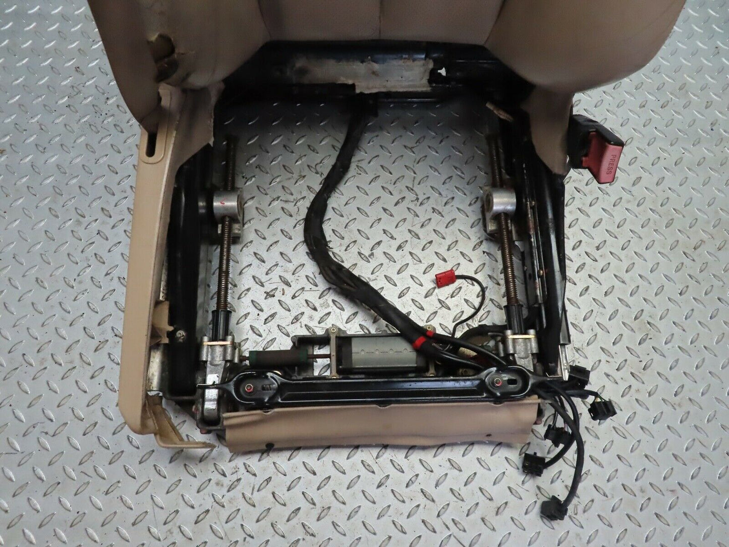 19843 Mercedes-Benz R129 300SL Coupe Electric Front Right Seat Cream Leather
