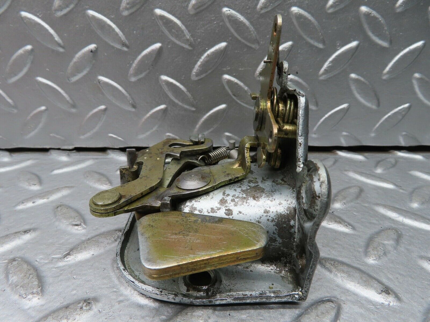 20981 Mercedes-Benz W114 250CE Coupe Left Door Lock Mechanism