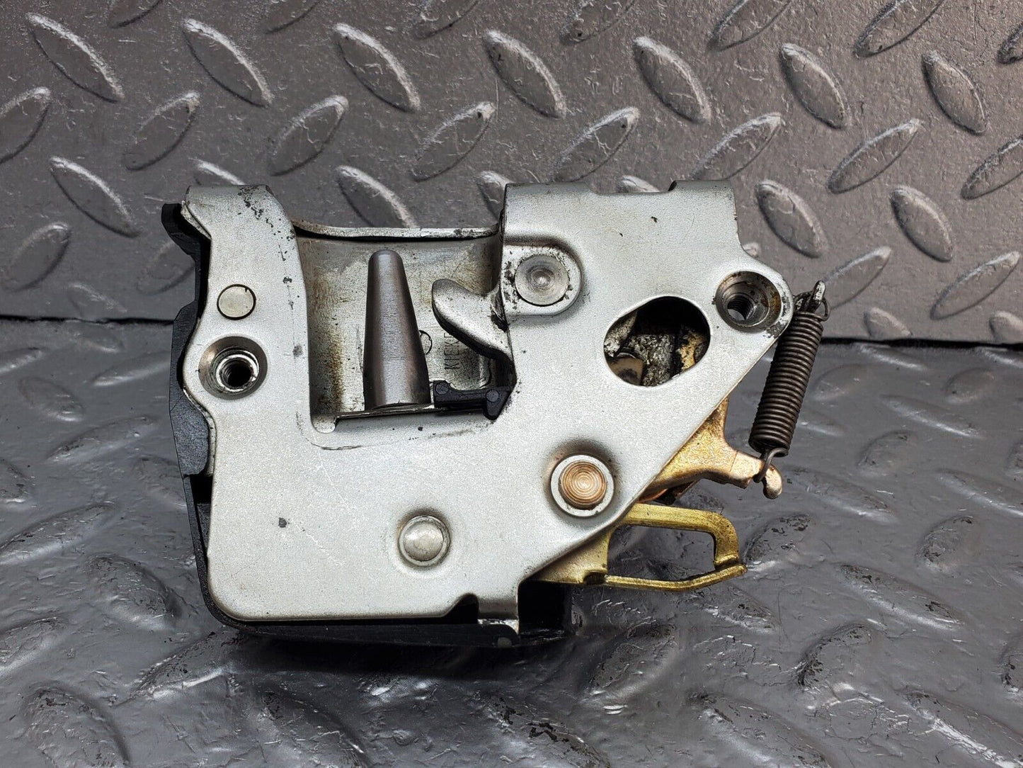 44431 Mercedes-Benz W123 280E Front Left Door Lock Mechanism 1237230108
