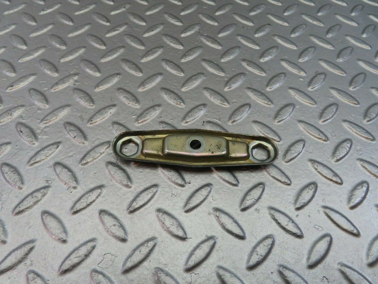 10549 Mercedes-Benz W201 190E Fuel Injector Nozzle Clamp Bracket