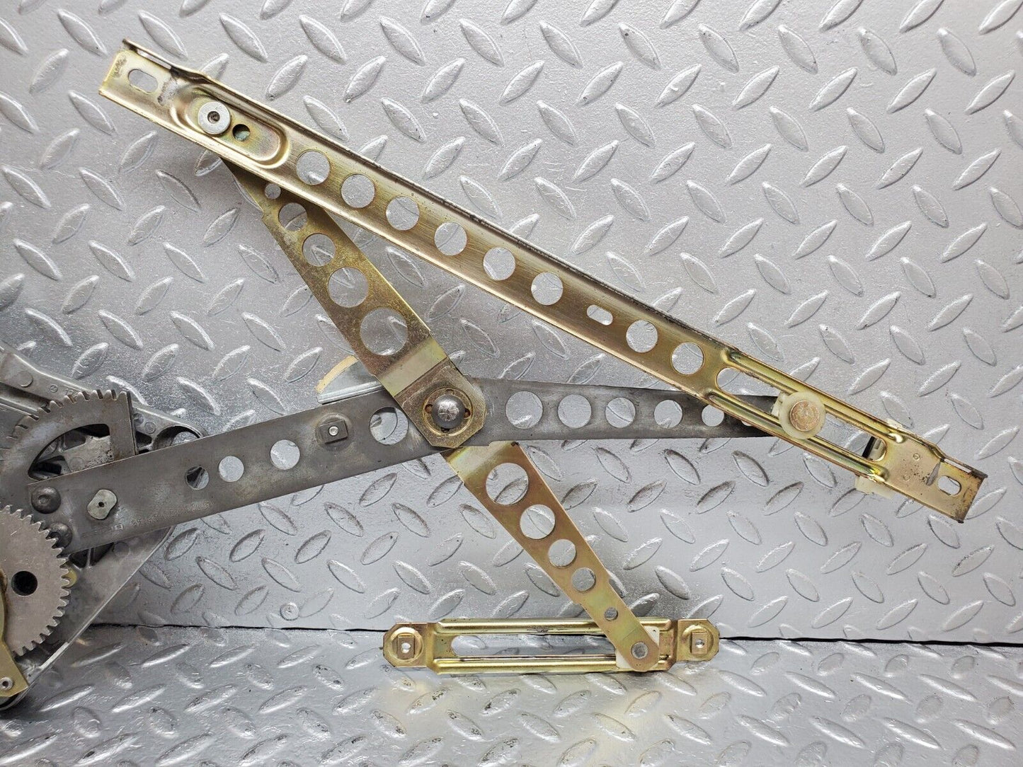 44411 Mercedes-Benz W123 280E Front Right Power Window Regulator 1237202846 1267250411