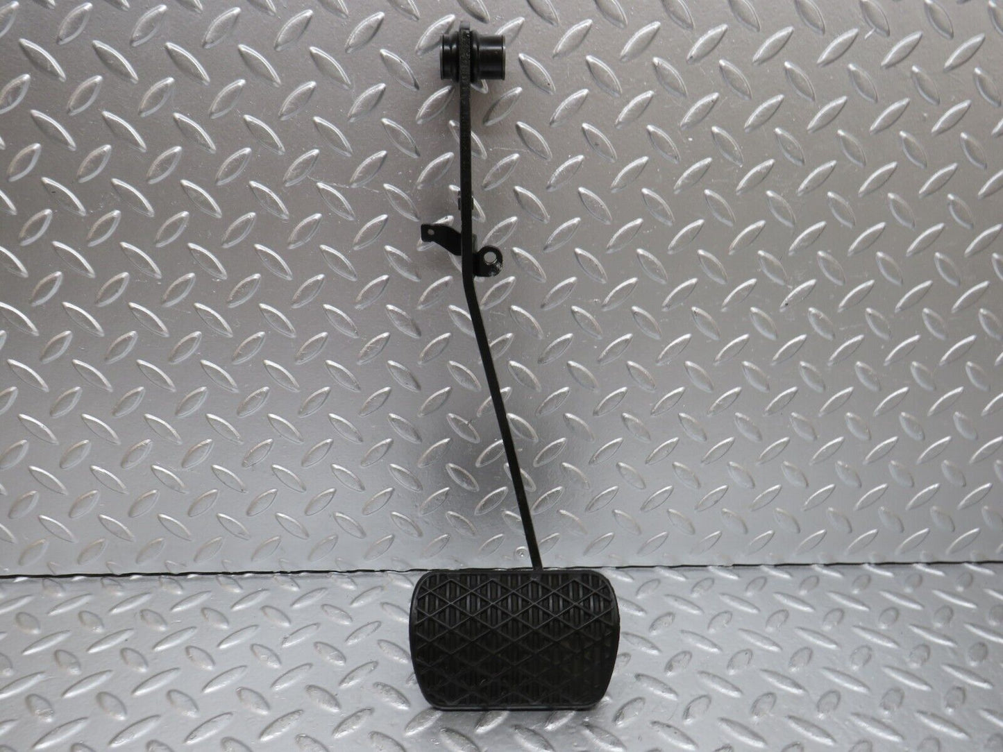 29330 Mercedes-Benz W124 230E Brake Pedal 1232910082