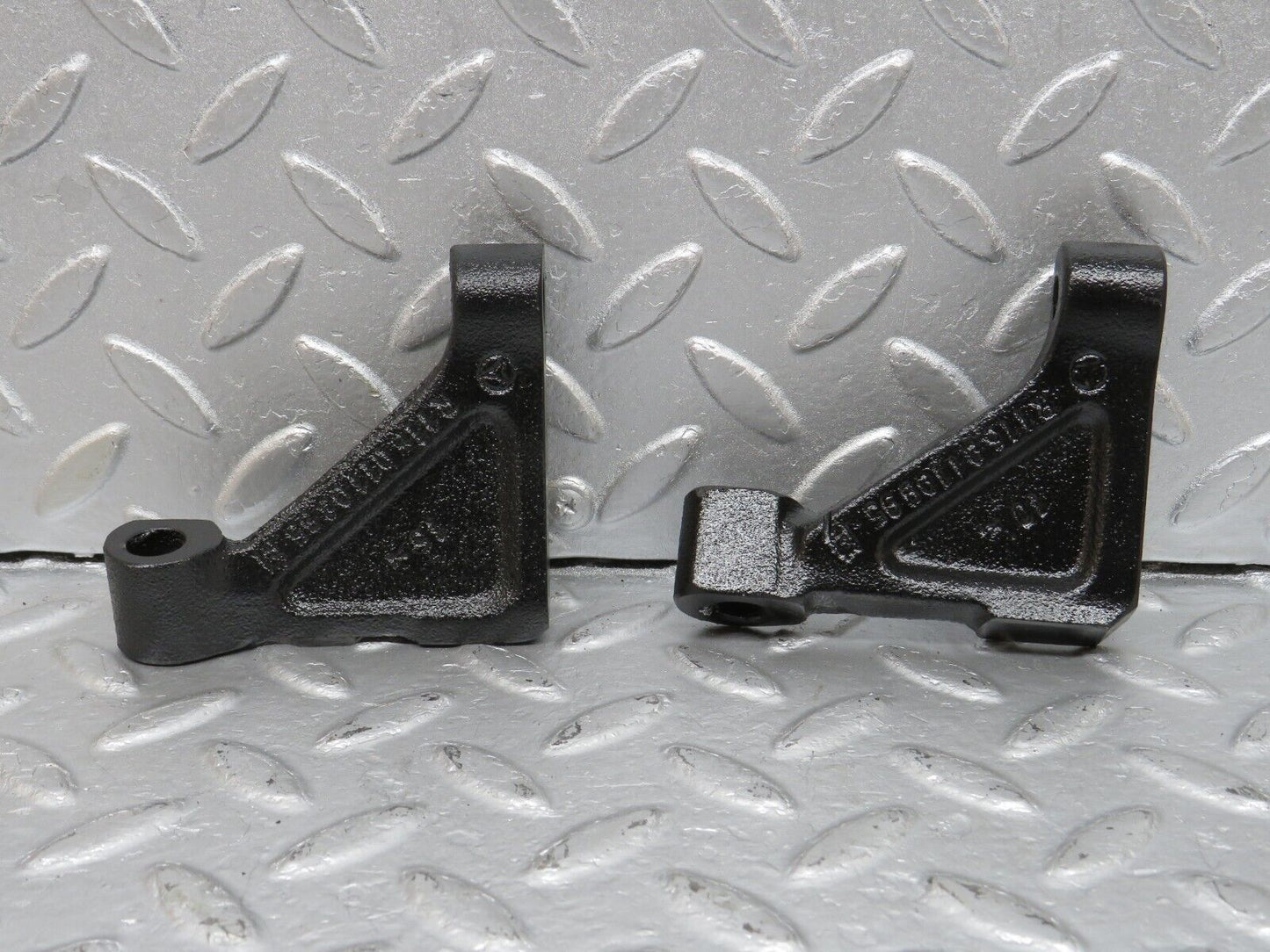 40092 Mercedes-Benz R107 350SL Engine Mount Bracket Pair 1160110995 1160110895