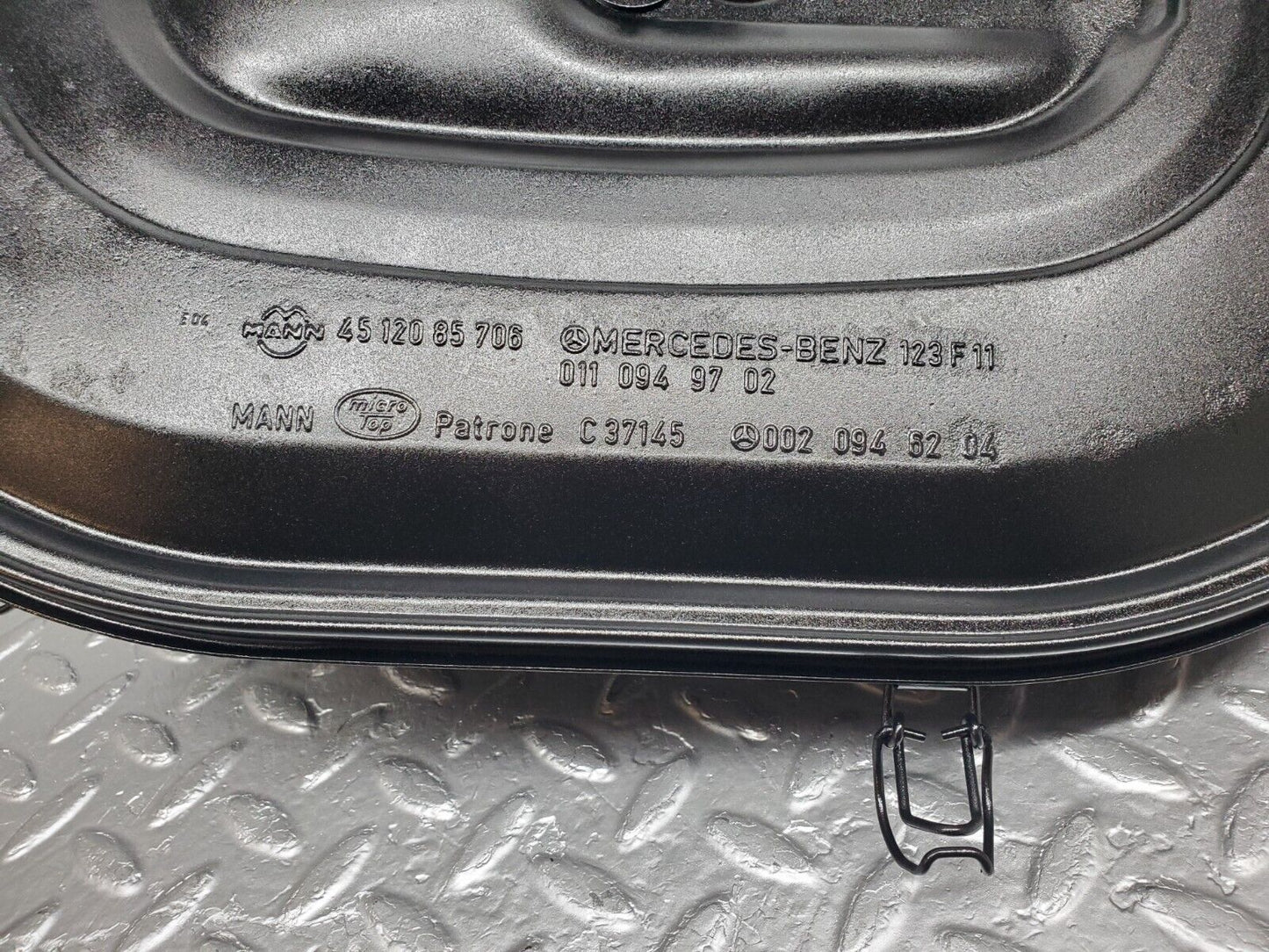 44470 Mercedes-Benz W123 280E Air Filter Box Housing 0110949702
